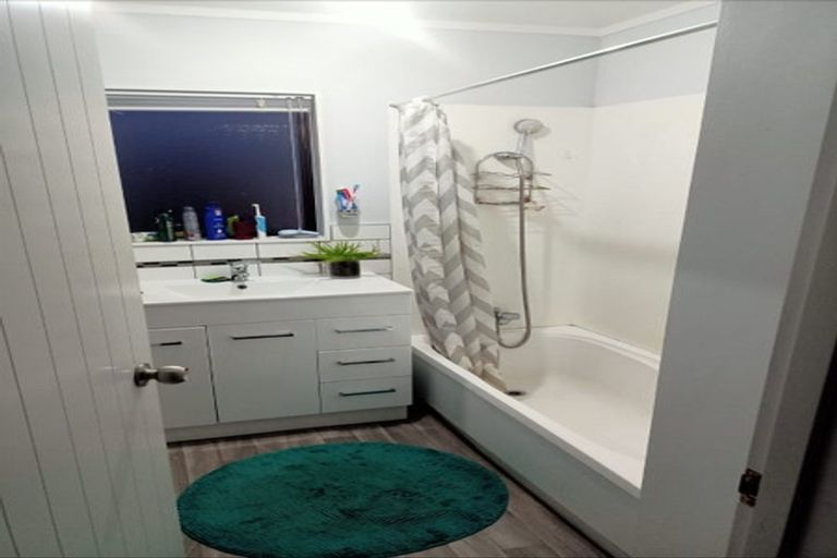 Photo of property in 64 Trias Road, Totara Vale, Auckland, 0629