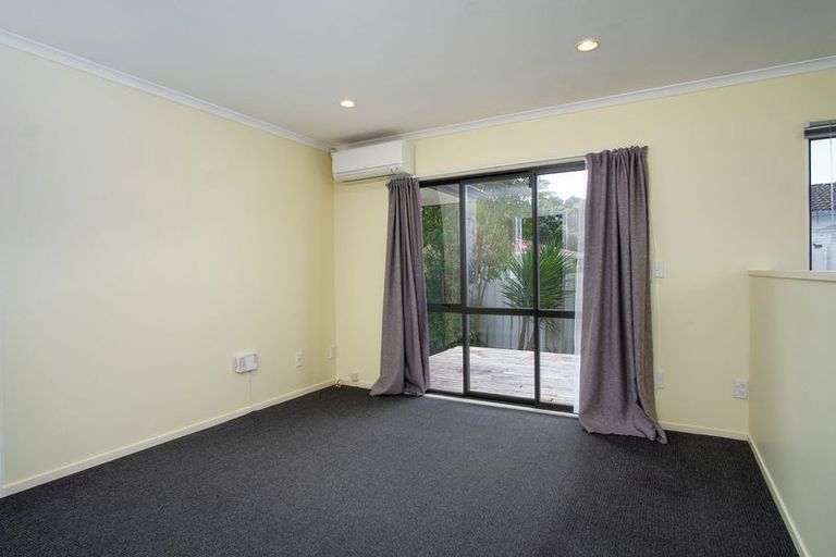 Photo of property in 17 Vina Place, Massey, Auckland, 0614