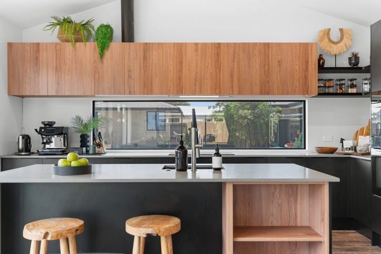 Photo of property in 6 Fairbairn Close, Halswell, Christchurch, 8025