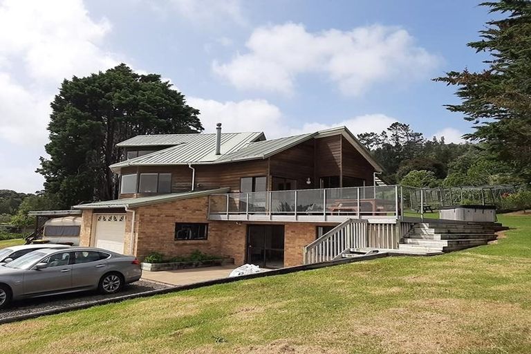 Photo of property in 15 Te Henga Road, Waitakere, Henderson, 0781