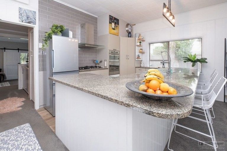 Photo of property in 18 Castle Street, Eltham, 4322