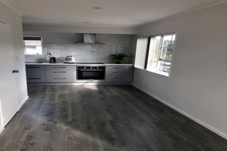 Photo of property in 1/127 Lynn Road, Bayview, Auckland, 0629