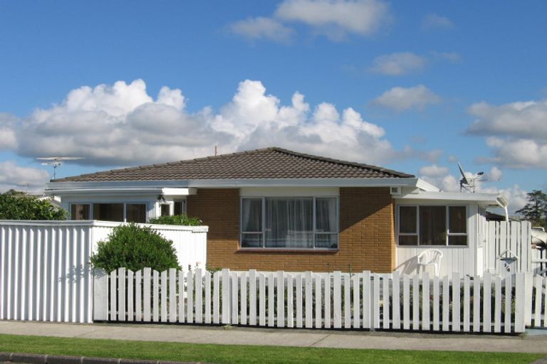 Photo of property in 2/4 Pine Road, Orewa, 0931