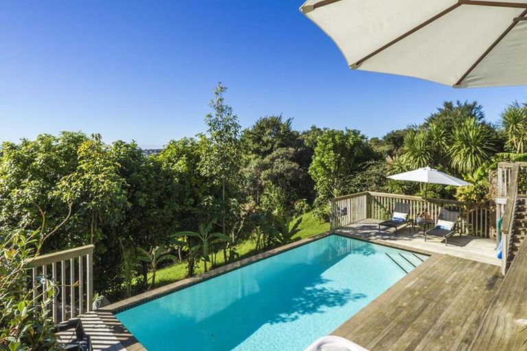 Photo of property in 121 Wade River Road, Stanmore Bay, Whangaparaoa, 0932