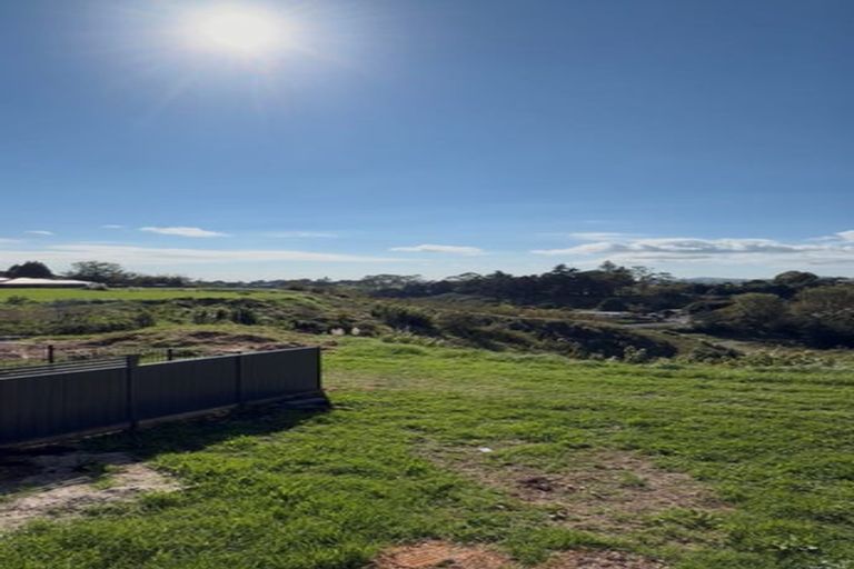 Photo of property in 37 Tabraham Crescent, Pyes Pa, 3112