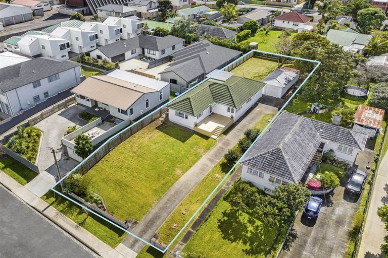 Photo of property in 15 Waione Avenue, Te Atatu Peninsula, Auckland, 0610