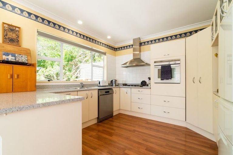 Photo of property in 6 Hinau Street, Tawa, Wellington, 5028