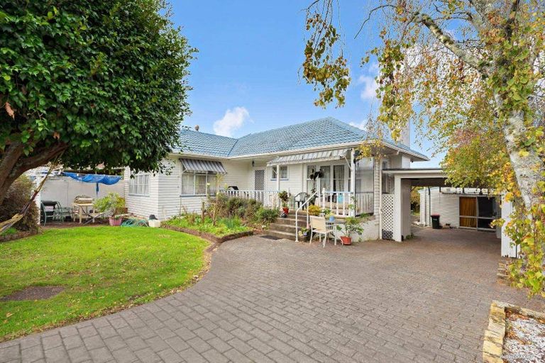 Photo of property in 9 Roberts Road, Te Atatu South, Auckland, 0610