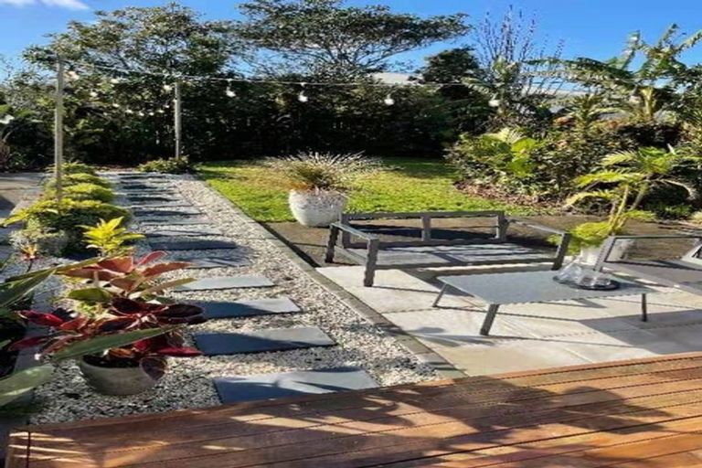 Photo of property in 25 Trojan Crescent, New Lynn, Auckland, 0600