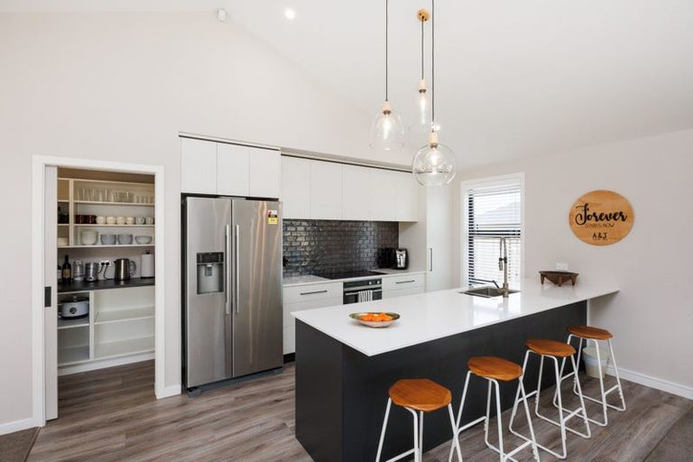 Photo of property in 4 Sardinia Grove, Fitzherbert, Palmerston North, 4410