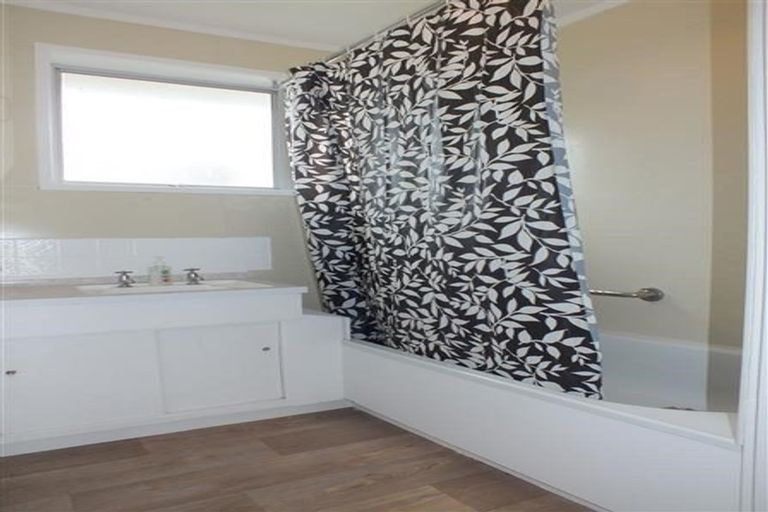 Photo of property in 1/1 Doment Crescent, Orewa, 0931