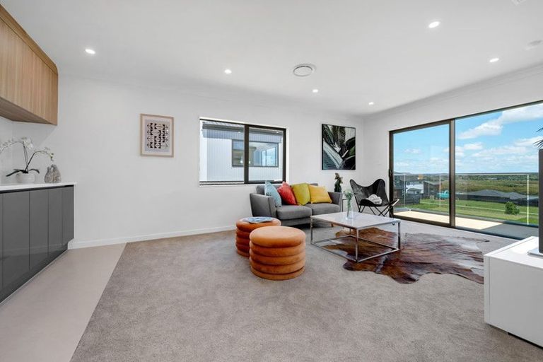 Photo of property in 14 Parkmore Drive, Rosehill, Papakura, 2113