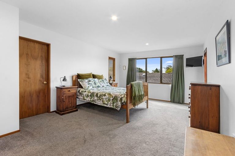 Photo of property in 33 Crofton Road, Harewood, Christchurch, 8051