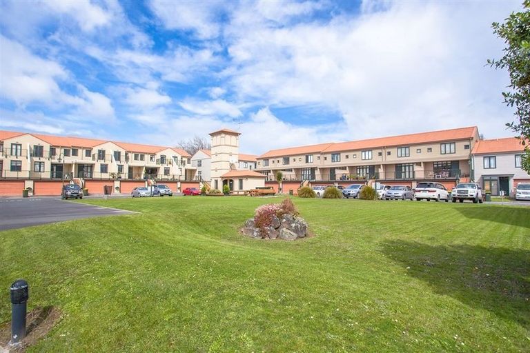 Photo of property in Tuscany Towers, 87/1 Ambrico Place, New Lynn, Auckland, 0600