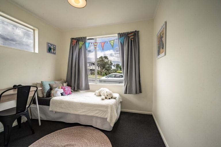 Photo of property in 12 Toporoa View, Ascot Park, Porirua, 5024