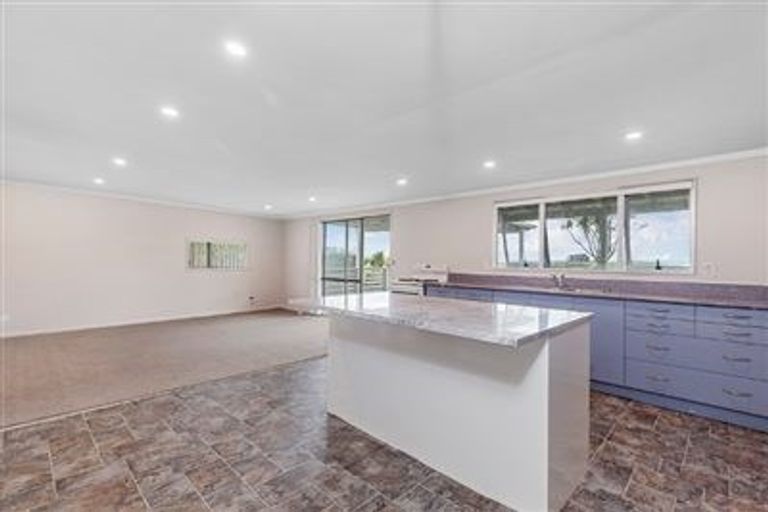 Photo of property in 1696 South Head Road, South Head, Helensville, 0874