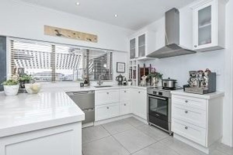 Photo of property in 6 Bungalore Place, Half Moon Bay, Auckland, 2012