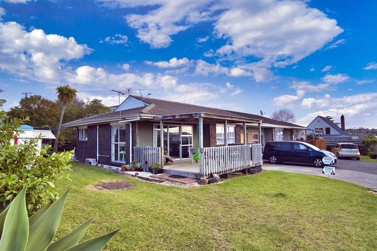 Photo of property in 2/56 Archibald Road, Kelston, Auckland, 0602