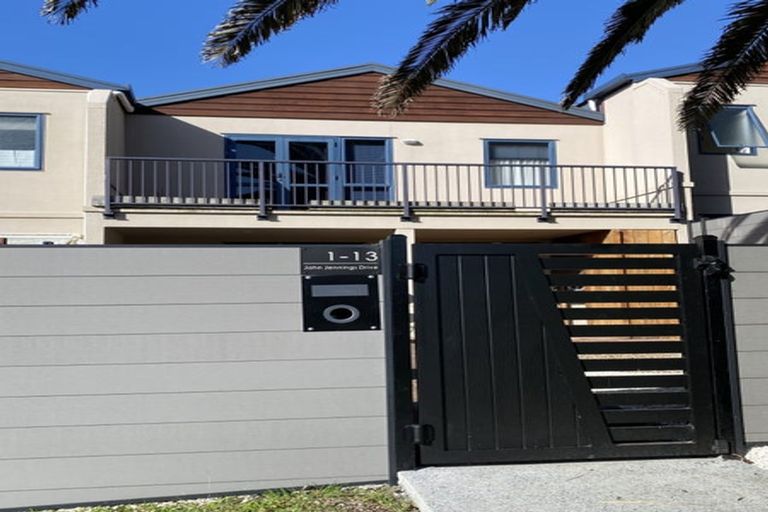 Photo of property in 1/13 John Jennings Drive, Oteha, Auckland, 0632