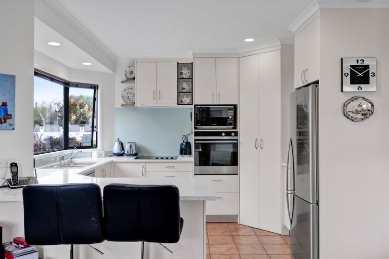 Photo of property in 10 Taylor Place, Merrilands, New Plymouth, 4312