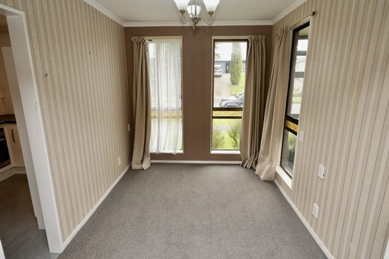 Photo of property in 43a Wikiriwhi Crescent, Awapuni, Palmerston North, 4412