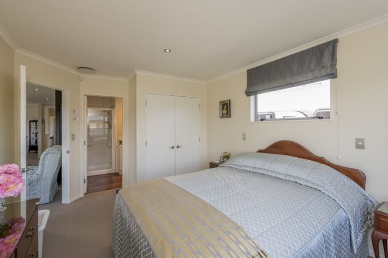 Photo of property in 16 Barry Curtis Place, Levin, 5510