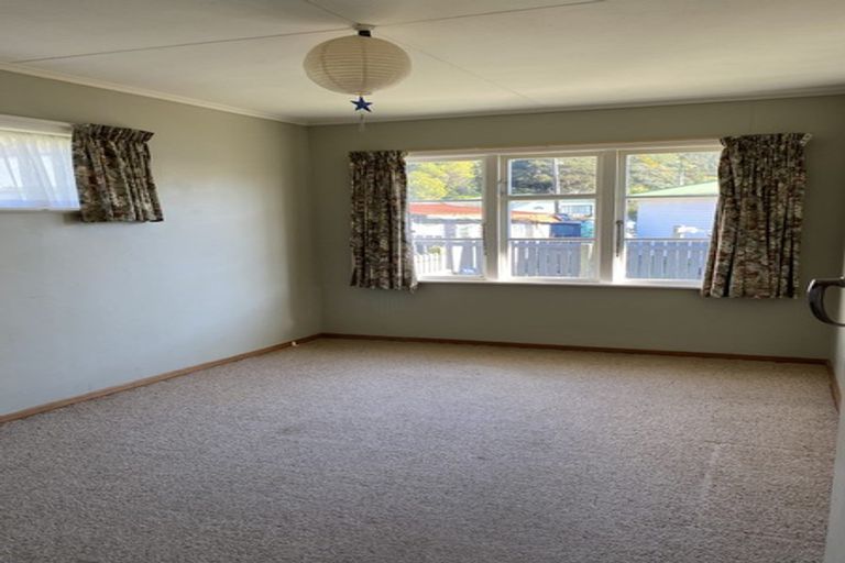 Photo of property in 33 Karaka Street, Wainuiomata, Lower Hutt, 5014