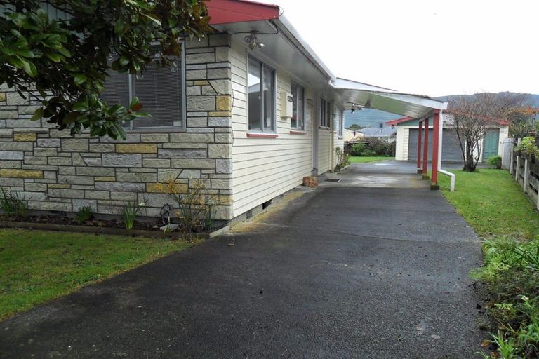 Photo of property in 63 Hillside Drive, Maoribank, Upper Hutt, 5018