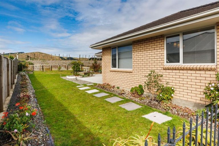 Photo of property in 14 Atlantic Drive, Fitzherbert, Palmerston North, 4410