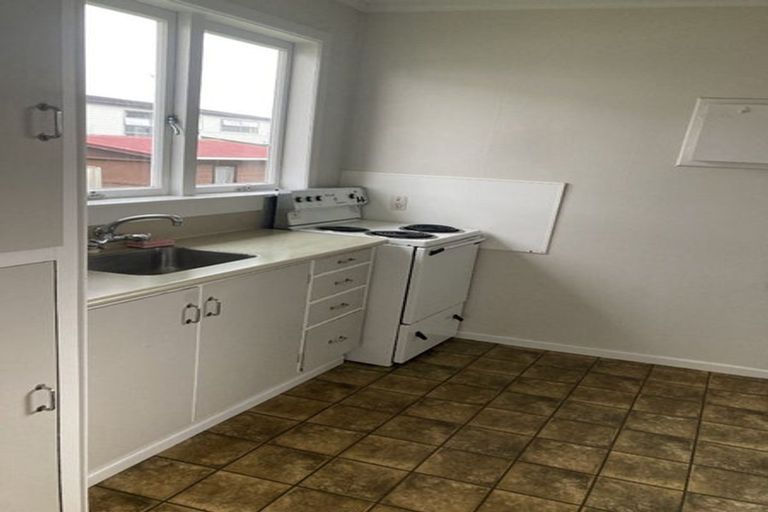 Photo of property in 15 Stamford Park Road, Mount Roskill, Auckland, 1041