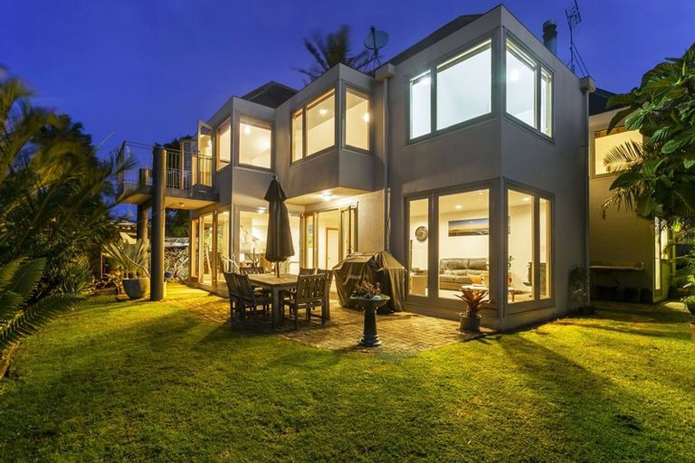 Photo of property in 2/5 Mizpah Road, Waiake, Auckland, 0630