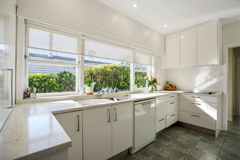 Photo of property in 1/290 East Coast Road, Forrest Hill, Auckland, 0620