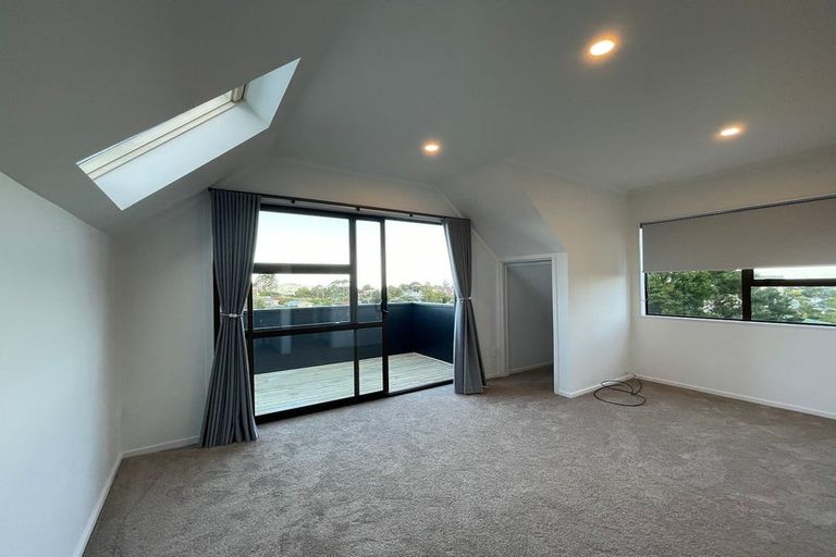 Photo of property in 1/16 Glen Vista Place, Bayview, Auckland, 0629