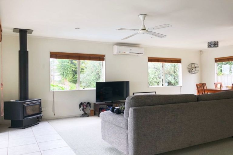 Photo of property in 19a Finlow Drive, Te Atatu South, Auckland, 0610