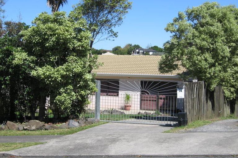 Photo of property in 24 Deverell Place, Northcross, Auckland, 0632