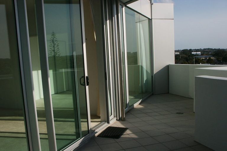 Photo of property in 409/11 Tamariki Avenue, Kelston, Auckland, 0602