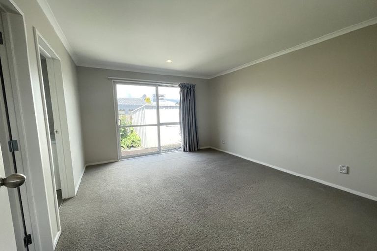 Photo of property in 72 Prince Regent Drive, Half Moon Bay, Auckland, 2012