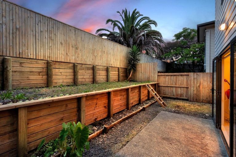 Photo of property in 11 Barnea Circle, Glen Eden, Auckland, 0602