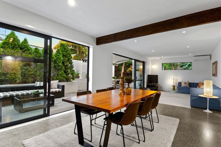 Photo of property in 2/11 Huntly Road, Campbells Bay, Auckland, 0630