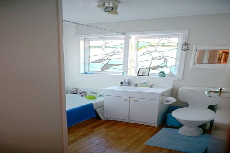 Photo of property in 1/18 Fowler Street, Northcote, Auckland, 0627