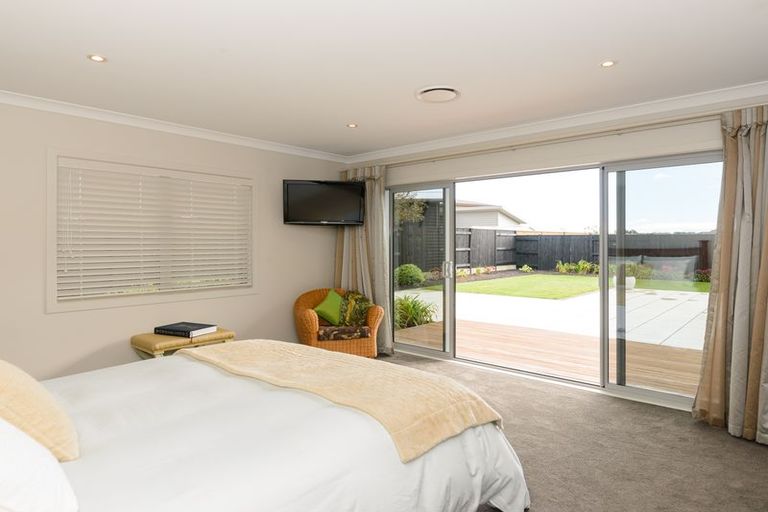 Photo of property in 35 Rodeo Drive, Kelvin Grove, Palmerston North, 4414