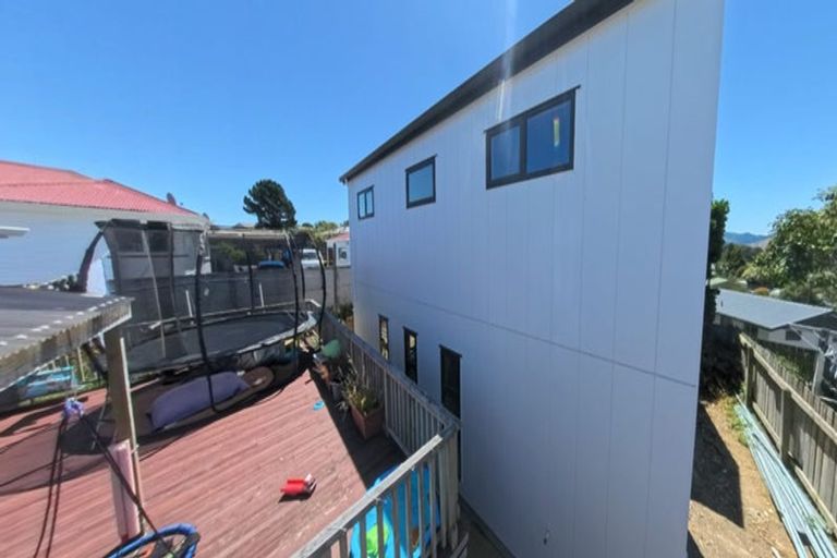 Photo of property in 32 Beauzami Crescent, Ascot Park, Porirua, 5024