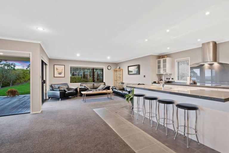 Photo of property in 81 Vaughans Road, Okura, Albany, 0792