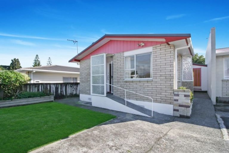 Photo of property in 14 Huatoki Street, Vogeltown, New Plymouth, 4310