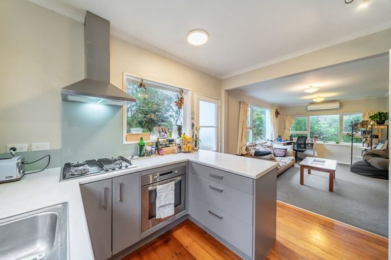 Photo of property in 62 Tio Tio Road, Miramar, Wellington, 6022