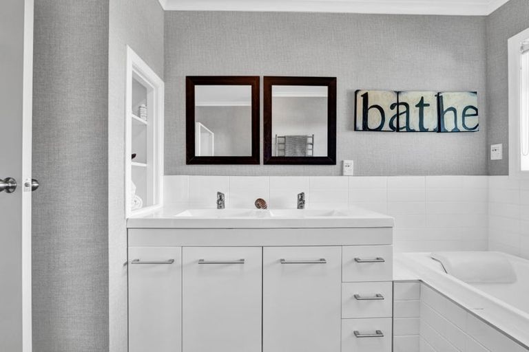 Photo of property in 24 Darwin Crescent, Spotswood, New Plymouth, 4310