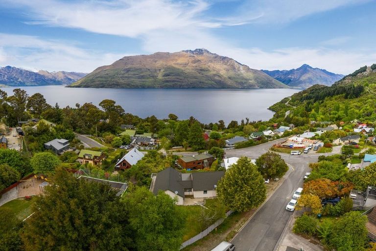 Photo of property in 5 Williams Street, Sunshine Bay, Queenstown, 9300