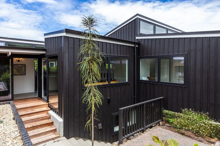 Photo of property in 224 Lake Terrace, Waipahihi, Taupo, 3330