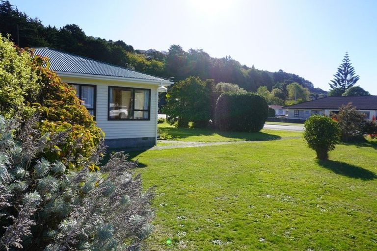 Photo of property in 4 Mclellan Street, Tawa, Wellington, 5028