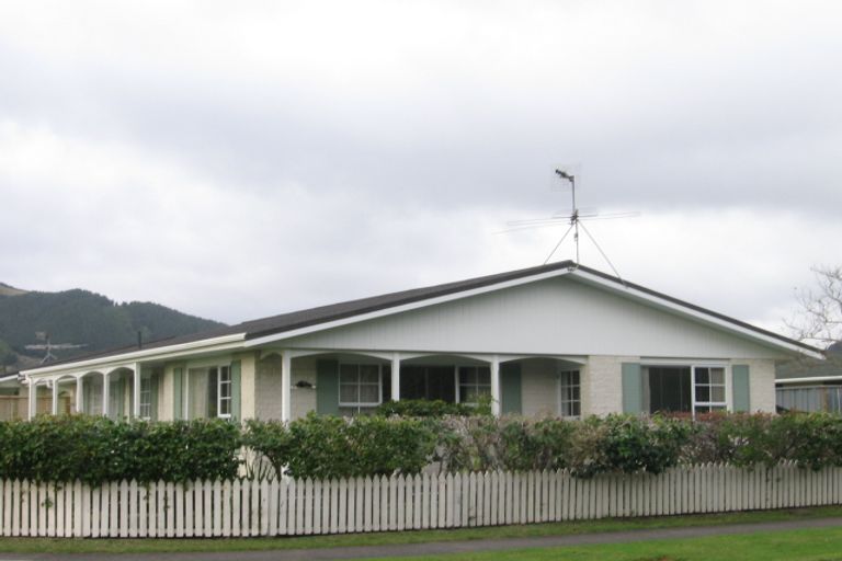 Photo of property in 90 Rimu Street, Waikanae, 5036